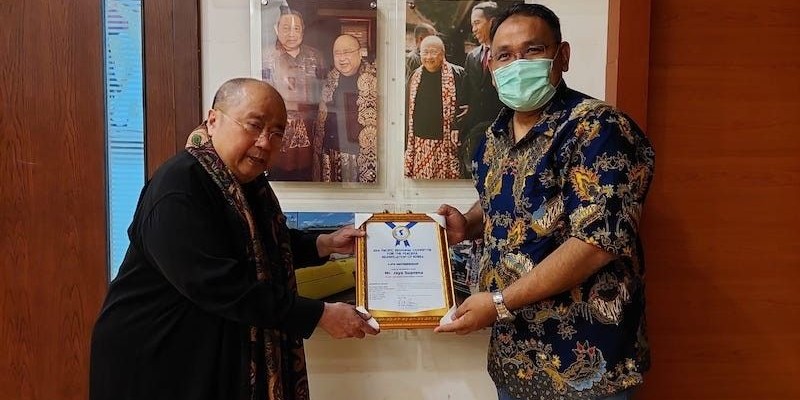 Indonesia's Jaya Suprana Receives an Award from APRCPRK